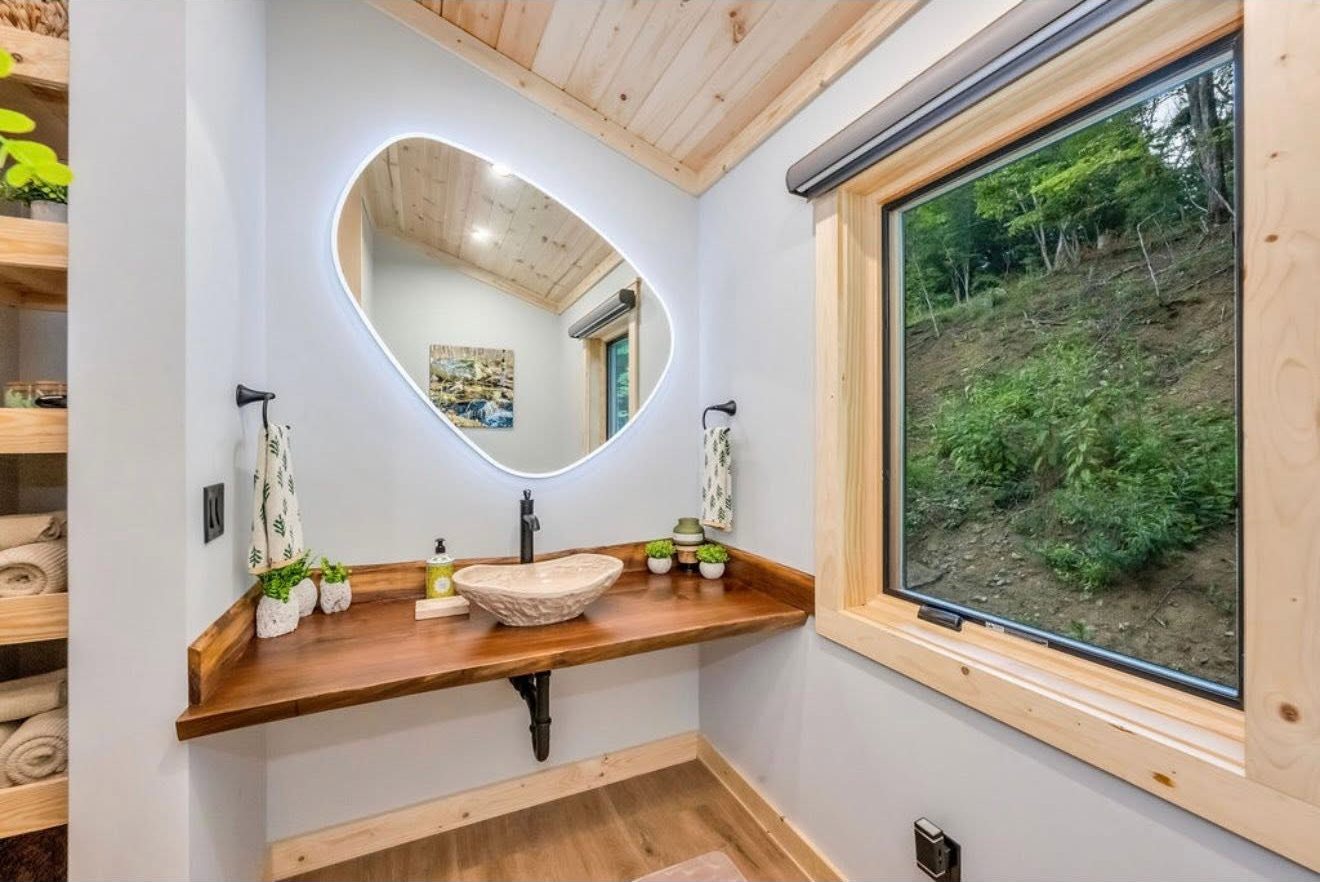 The cabin bathroom with a live-edge vanity